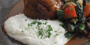 Beitragsbild des Blogbeitrags Gebratene Lammkeule mit weißer Polenta, haselnussbrauner Sauce und Mangoldfenchelgemüse