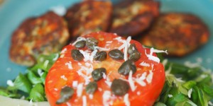 Beitragsbild des Blogbeitrags Lachsfrikadellen mit Apfel-Kren-Salat und Ochsenherztomaten