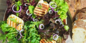 Beitragsbild des Blogbeitrags Griechischer Salat mit Halloumi 