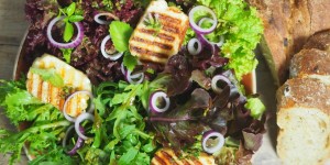 Beitragsbild des Blogbeitrags Griechischer Salat mit Halloumi