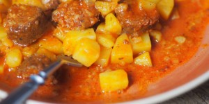 Beitragsbild des Blogbeitrags Kartoffel-Gulasch mit Kolbász 