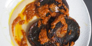 Beitragsbild des Blogbeitrags Schwammerl mit Bohnenpüree und Tomatensalsa
