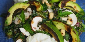Beitragsbild des Blogbeitrags Gebratener Avocado mit Kräuterspinat, Cashew-Kerne und pochiertem Ei