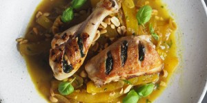 Beitragsbild des Blogbeitrags Gespickte Hähnchenkeule mit Erdnuss-Paprika 