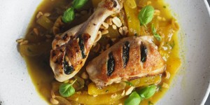 Beitragsbild des Blogbeitrags Gespickte Hähnchenkeule mit Erdnuss-Paprika