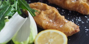 Beitragsbild des Blogbeitrags Wiener Schnitzel mit Kren-Craneberry-Sauce, Löwenzahnsalat und Bratkartoffel 