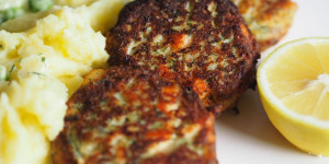 Beitragsbild des Blogbeitrags Knusprige Fischlaibchen mit Kartoffelpüree und Erbsen-Kohlrabi