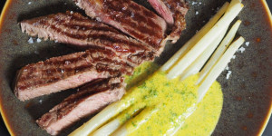 Beitragsbild des Blogbeitrags Rostbraten mit dem Spargel des Winters
