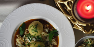 Beitragsbild des Blogbeitrags Erdäpfelknödel mit Zellersauce auf Kraut – Oh selige Weihnachtszeit