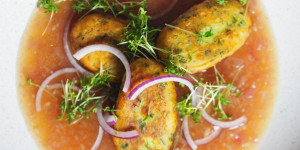 Beitragsbild des Blogbeitrags Erdäpfelnockerl mit Roter Zwiebelsauce