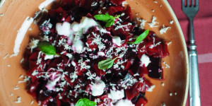 Beitragsbild des Blogbeitrags Roter, weiß gesprenkelter Fleckerlteppich