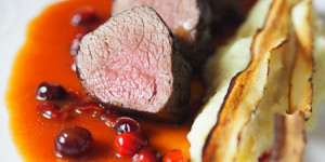 Beitragsbild des Blogbeitrags Hirschfilet mit Schwarzwurzelpüree und -Chips