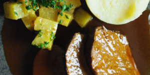 Beitragsbild des Blogbeitrags Rindsbraten mit gelbem Rübensalat und Sellerie-Kartoffel-Püree