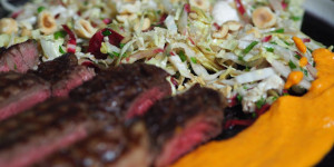 Beitragsbild des Blogbeitrags Ribeye-Steak mit Romanesco-Sauce und Zuckerhut-Chicorée-Salat 