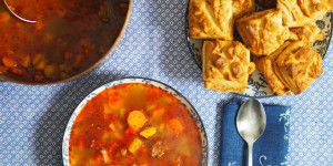 Beitragsbild des Blogbeitrags Viereckige Grammelpogatschen mit Gulaschsuppe