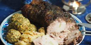 Beitragsbild des Blogbeitrags Sonntags-Schweinsbraten mit Kraut und Knödel
