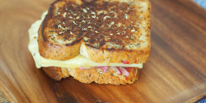 Beitragsbild des Blogbeitrags Gebratener Bergkäsetoast mit Himbeersenf