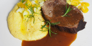 Beitragsbild des Blogbeitrags Mageres Meisl mit Polenta und Chicorée-Orangensalat