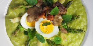 Beitragsbild des Blogbeitrags Risotto mit Spargelpüree, Pilzen und Ei