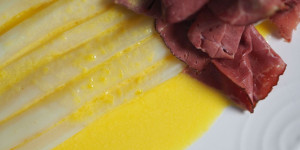 Beitragsbild des Blogbeitrags Schwarzwurzel mit Sauce béarnaise und Rindersaftschinken
