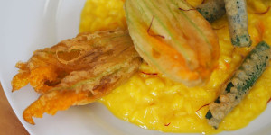 Beitragsbild des Blogbeitrags Risotto milanese mit gebackenen Zucchiniblüten