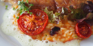 Beitragsbild des Blogbeitrags Rotbarsch mit Risotto und Tomaten in Ingwergewürzmilch