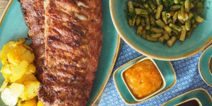 Beitragsbild des Blogbeitrags Schweinsripperl mit Tsatsiki und Chutneys