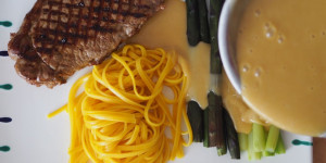 Beitragsbild des Blogbeitrags Ribeye Steak mit Chateaubriandsauce und Zafferano linguine