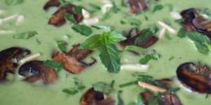 Beitragsbild des Blogbeitrags Minzesalatsuppe mit gerösteten Champignons