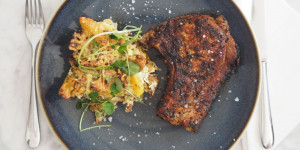 Beitragsbild des Blogbeitrags Schweinskoteletts mit Pilze-Kartoffeln al forno