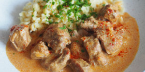 Beitragsbild des Blogbeitrags Alles was Flügel hat, fliegt oder Kalbsrahmgulasch mit Nockerln