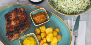 Beitragsbild des Blogbeitrags Schweinsripperl mit Sturm und Kraut