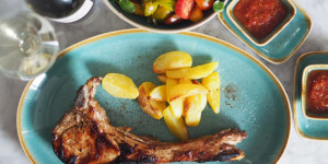 Beitragsbild des Blogbeitrags Kalbskotelett mit Paradeisersalat – from farm to plate