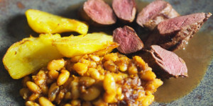 Beitragsbild des Blogbeitrags Von der Jagd auf den Tisch: Hasenrücken mit weißen Bohnen
