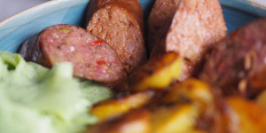 Beitragsbild des Blogbeitrags Käsekrainer und Röstkartoffeln und Gurkensalat