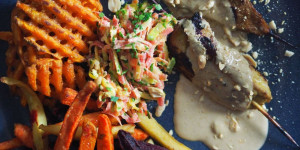 Beitragsbild des Blogbeitrags Saté-Spieße mit Karottensalat, davor Karottensuppe