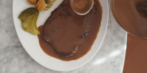 Beitragsbild des Blogbeitrags Gedünstete Esterházy-Rindsschnitzel mit Kartoffelkrautstrudel