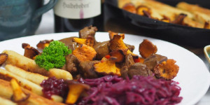 Beitragsbild des Blogbeitrags Rehragout mit Schupfnudeln und Rotkraut