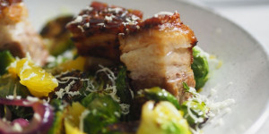 Beitragsbild des Blogbeitrags Feinste Schweinsbratenstücke mit Kohlsprossen