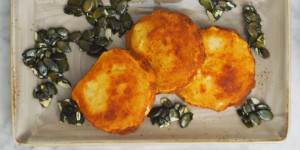 Beitragsbild des Blogbeitrags Ziegenkäse mit Kürbiskern-Pfeffer-Karamell und marinierter roter Bete