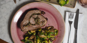 Beitragsbild des Blogbeitrags Schweinerollbraten und Zitrus-Kohlsprossen mit Austernpilzen