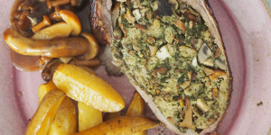 Beitragsbild des Blogbeitrags Pilzgefüllte Kalbsbrust mit Bratkartoffeln
