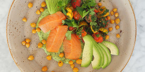 Beitragsbild des Blogbeitrags Lachs mit Avocadocreme und lauwarmem Tomatensalat 