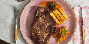 Beitragsbild des Blogbeitrags Ganz normales Rib Eye mit Chimichurri, gegrillte Paprika und Pommes 