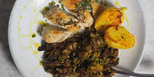 Beitragsbild des Blogbeitrags Nachgekocht: Auberginenkaviar mit Pistazien, Thymian und gebratener Hähnchenbrust