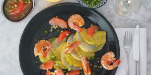 Beitragsbild des Blogbeitrags Kurkuma-Sellerie mit Garnelen und rosa Grapefruitmarinade 