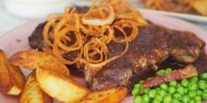Beitragsbild des Blogbeitrags Zwiebelrostbraten mit Bratkartoffeln und Erbsen