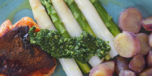 Beitragsbild des Blogbeitrags Lachs mit Pesto und Marchfelder Spargel