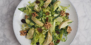Beitragsbild des Blogbeitrags Dem Caesar‘s Salad ähnlicher Hähnchensalat 