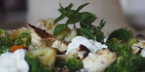 Beitragsbild des Blogbeitrags Pfirsich-Sommersalat mit Halloumi (süßsauer)